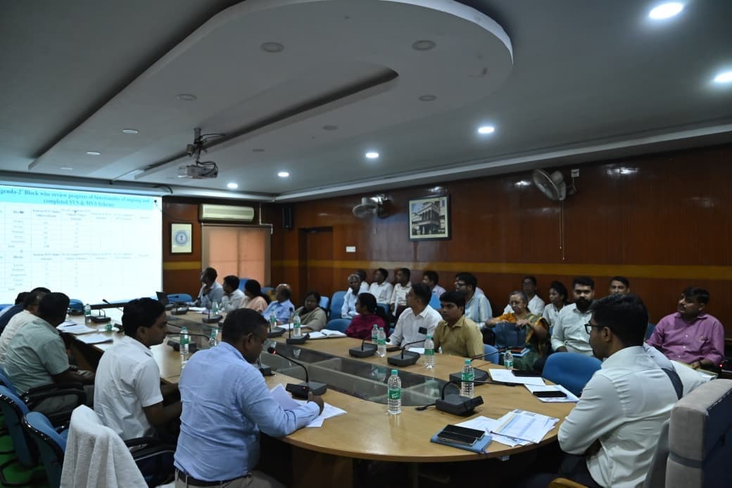 Deoghar News : गर्मी से पहले पेयजल व्यवस्था दुरुस्त करें, हर गांव को ‘सुजलम आइडी’ से जोड़ें : डीसी