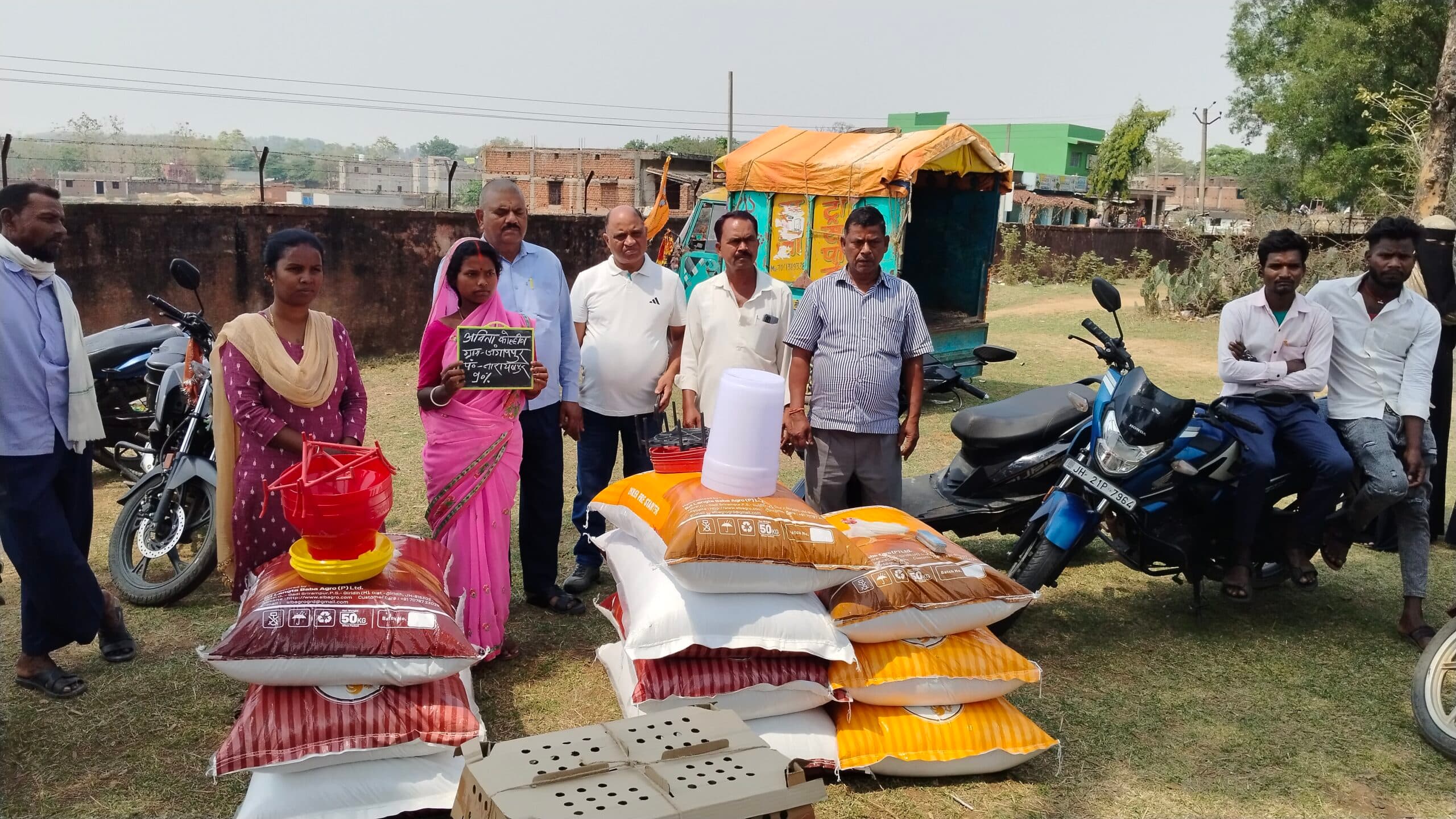 नारायणपुर में 18 लाभुकों को दिया गया मुर्गी का चूजा