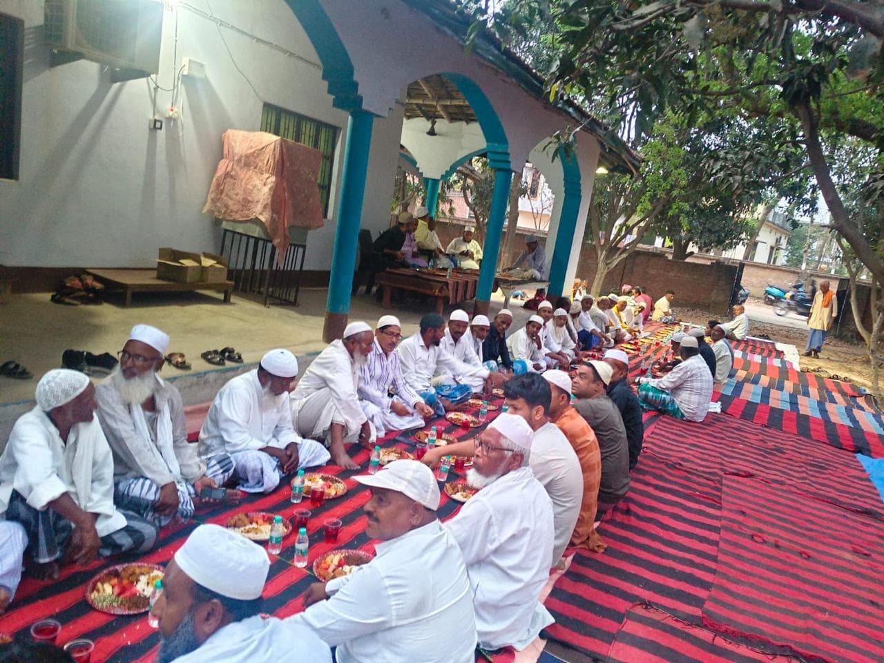 कांग्रेस नेता के आवास पर इफ्तार पार्टी का आयोजन