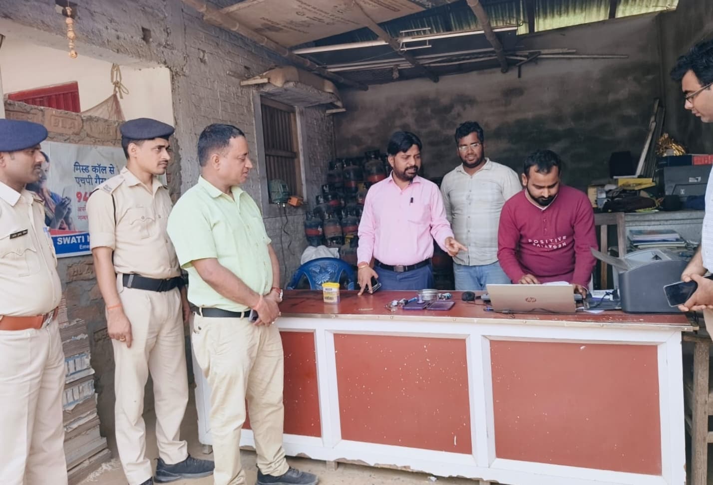 बारसोई स्वाति गैस एजेंसी में एसडीएम की छापेमारी,700 खाली व 480 भरे सिलेंडर मिले
