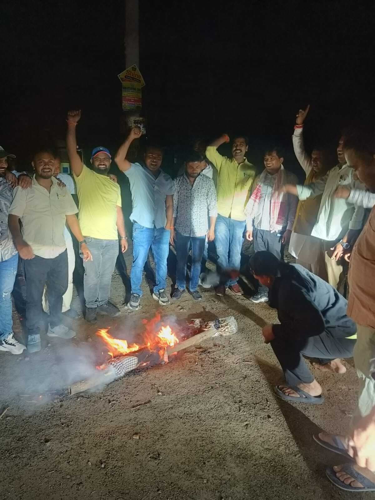 मुख्यमंत्री का जलाया पुतला