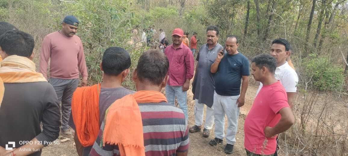 Giridih News :सरिया : जंगल में महुआ चुनने गये वृद्ध को झुंड से बिछुड़े हाथी ने कुचलकर मार डाला