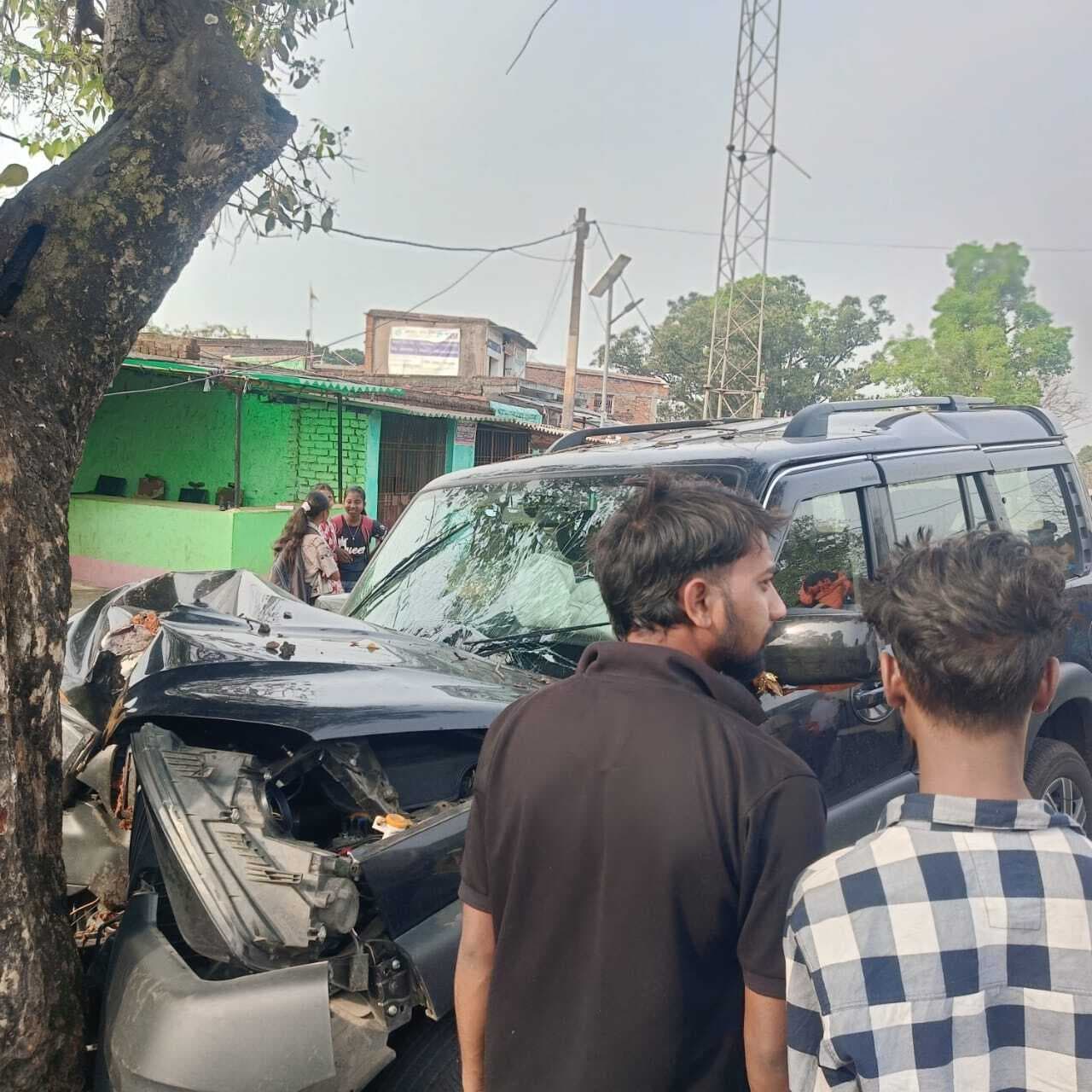 Giridih News :तेज रफ्तार स्कॉर्पियो पेड़ से टकरायी, रांची के युवक की मौत, चालक गंभीर