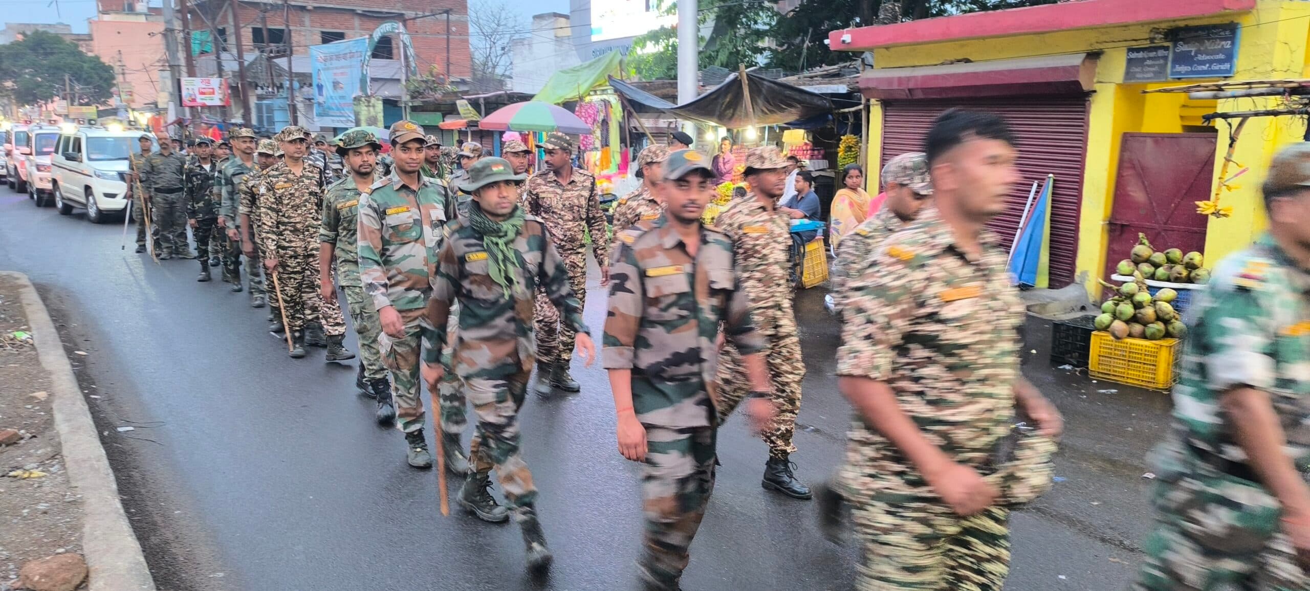 Giridih News :शहर में निकला फ्लैग मार्च, शांति से पर्व मनाने की अपील