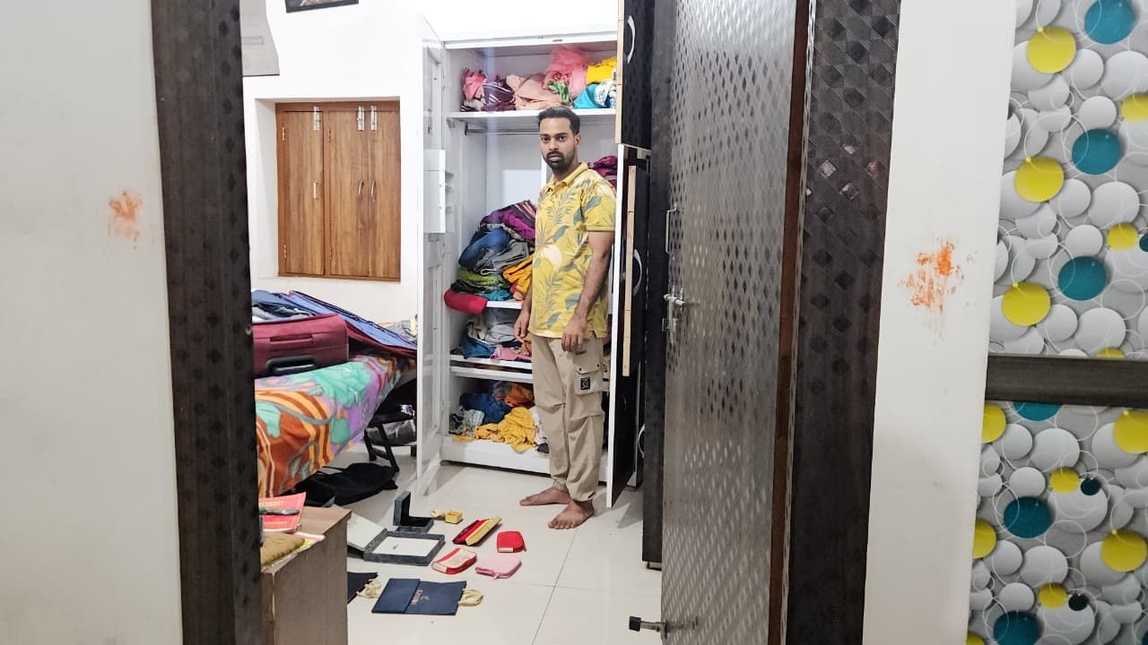 Giridih News :रेलवे कर्मचारी के बंद आवास से लाखों की चोरी