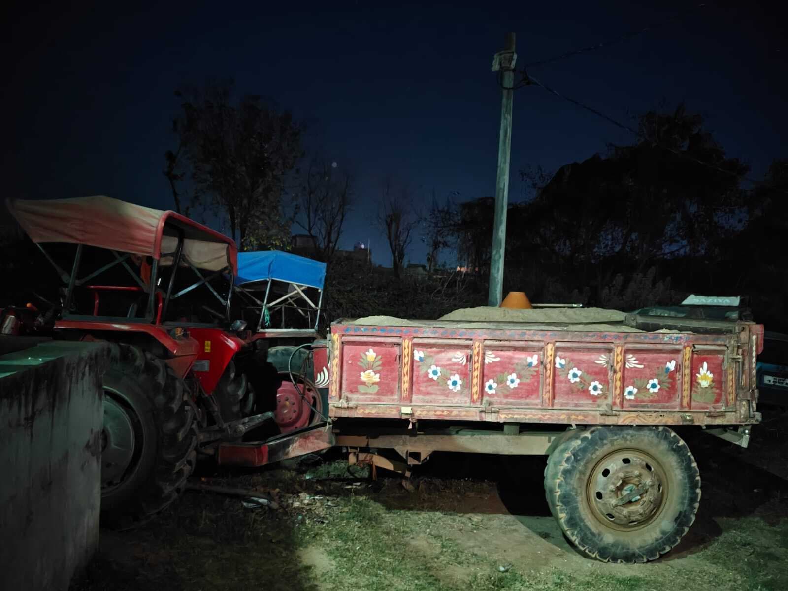 Giridih News :गावां पुलिस ने जब्त किया बालू लदे तीन ट्रैक्टर