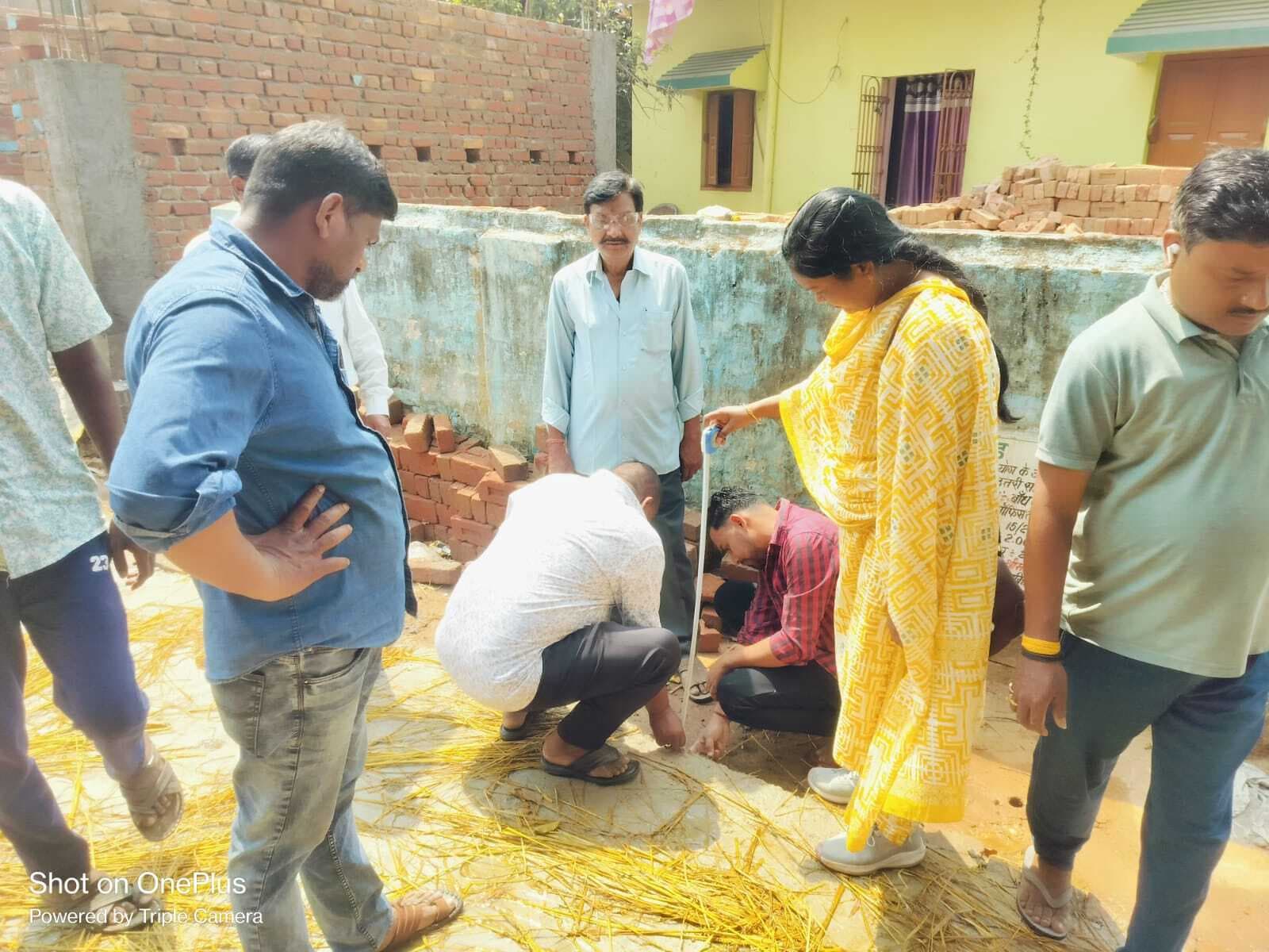 Jamshedpur News : परसुडीह : सड़क निर्माण में अनियमितता बरतने पर ठेकेदार को लगायी फटकार