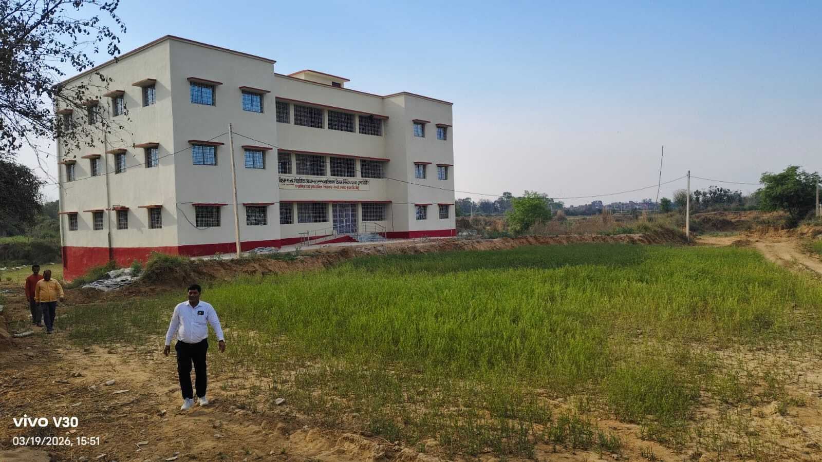 डेरवा उत्क्रमित उच्च माध्यमिक विद्यालय का नया भवन तैयार, रास्ता नहीं होने से पढ़ाई ठप