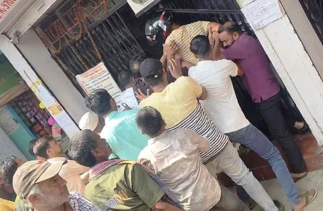 गैस संकट : एजेंसी कार्यालय पर प्रतिदिन हो रहा हंगामा, खतरे में वेंडर व डिलीवरी ब्वॉयज की जान