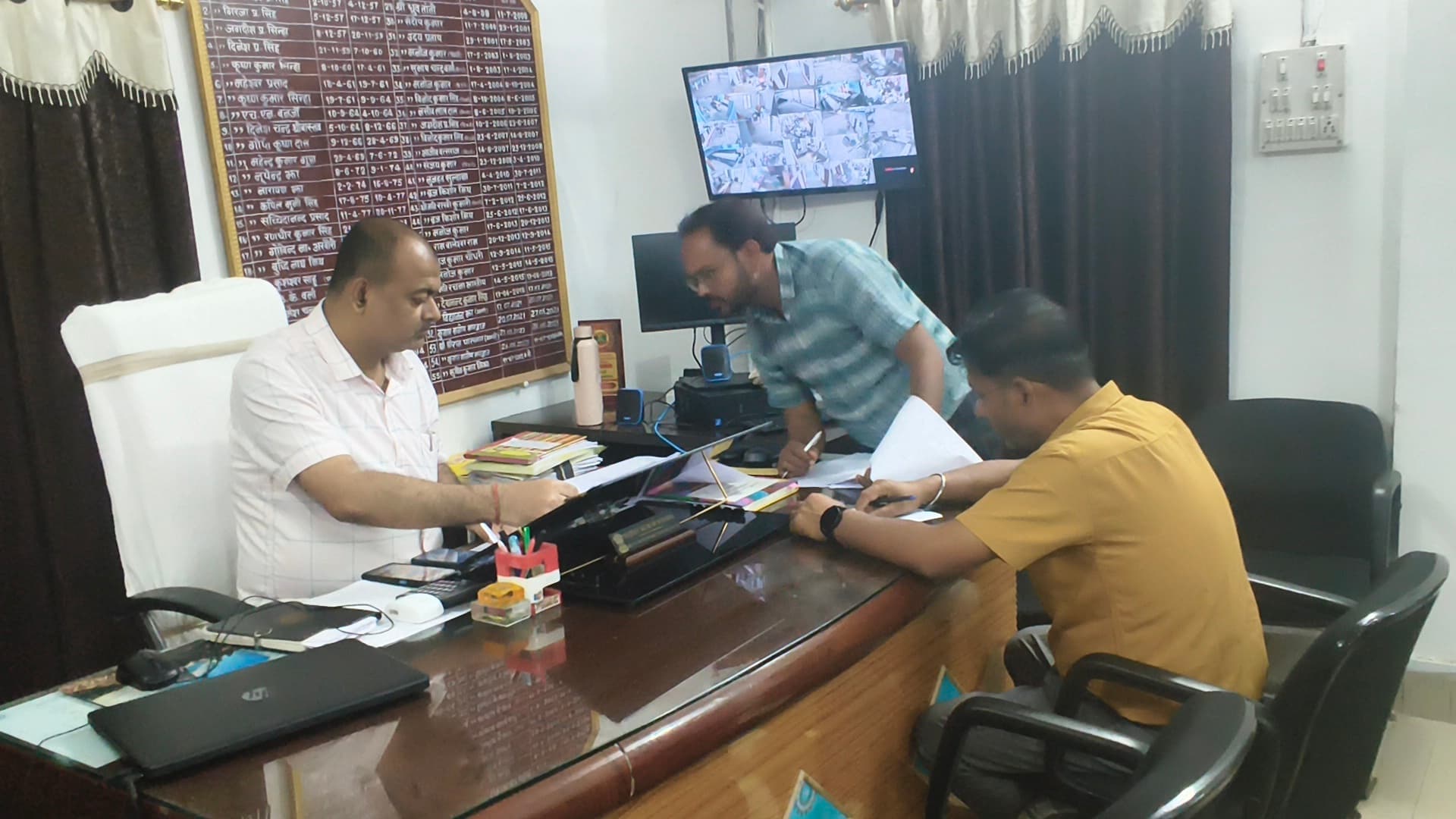 आवास योजना व जॉब कार्य की प्रगति का बीडीओ ने की समीक्षा, दिए निर्देश