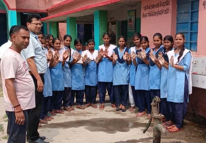 मध्य विद्यालय ओरलाहा में स्वच्छता अभियान