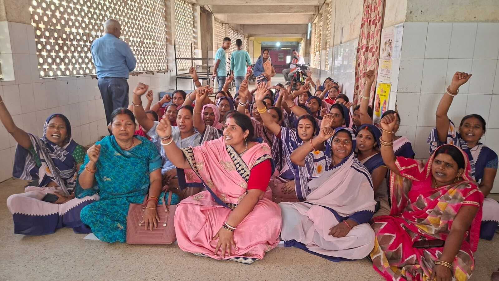 बकाया भुगतान को लेकर आशा व वैक्सीन कुरियर कर्मियों का धरना