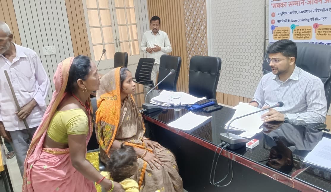डीएम ने सुनीं आमजनों की समस्याएं, दिये त्वरित समाधान के निर्देश