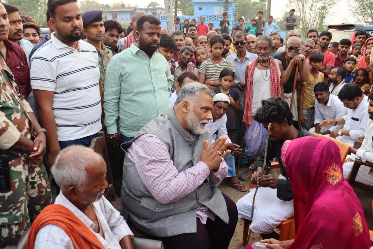 सड़क हादसे में युवक की मौत पर परिजनों से मिले सांसद