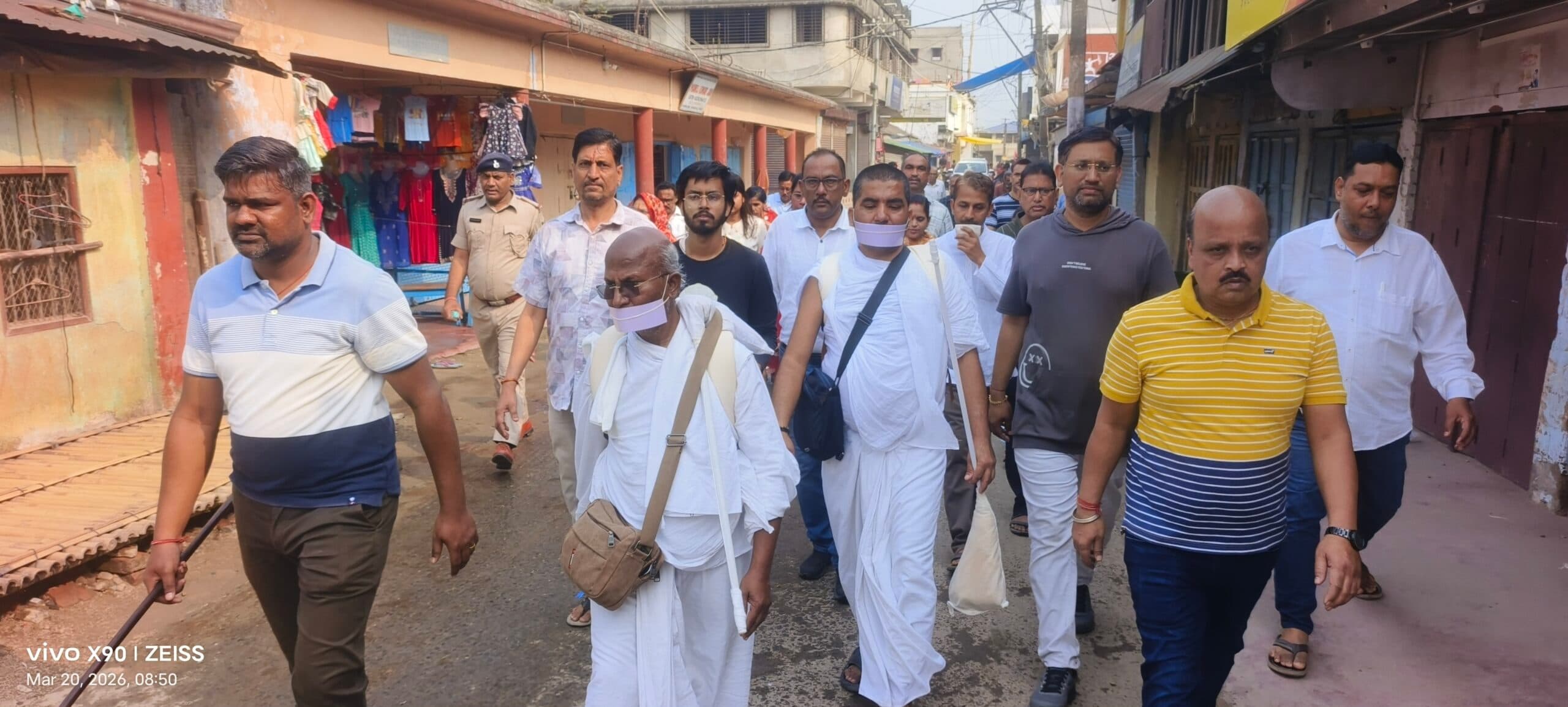 नेपाल से 16 किमी पदयात्रा कर मुनि जैनेंद्र कुमार का ठाकुरगंज में प्रवेश