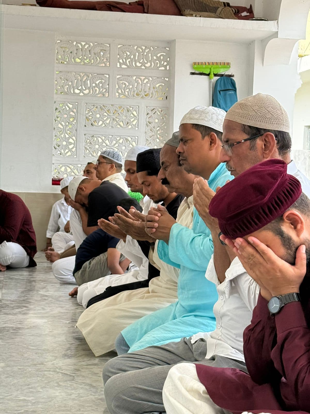 मस्जिदो में अदा की आखरी जुमे की नमाज