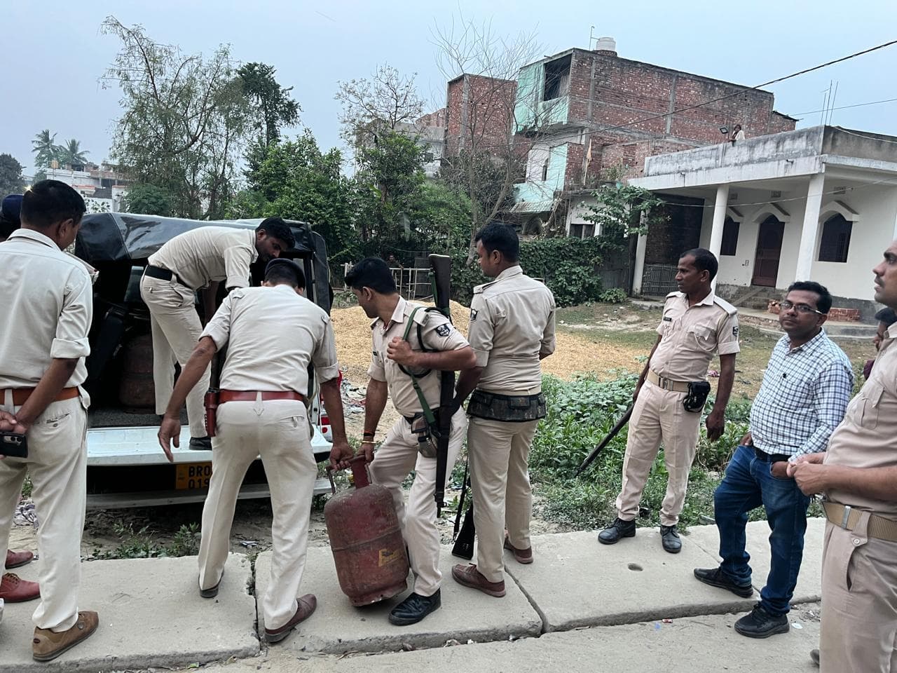 एसडीएम ने सिलिंडर की कालाबाजारी को लेकर की छापेमारी