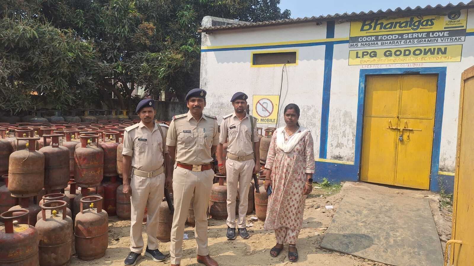 बीडीओ ने किया गैस गोदाम का निरीक्षण