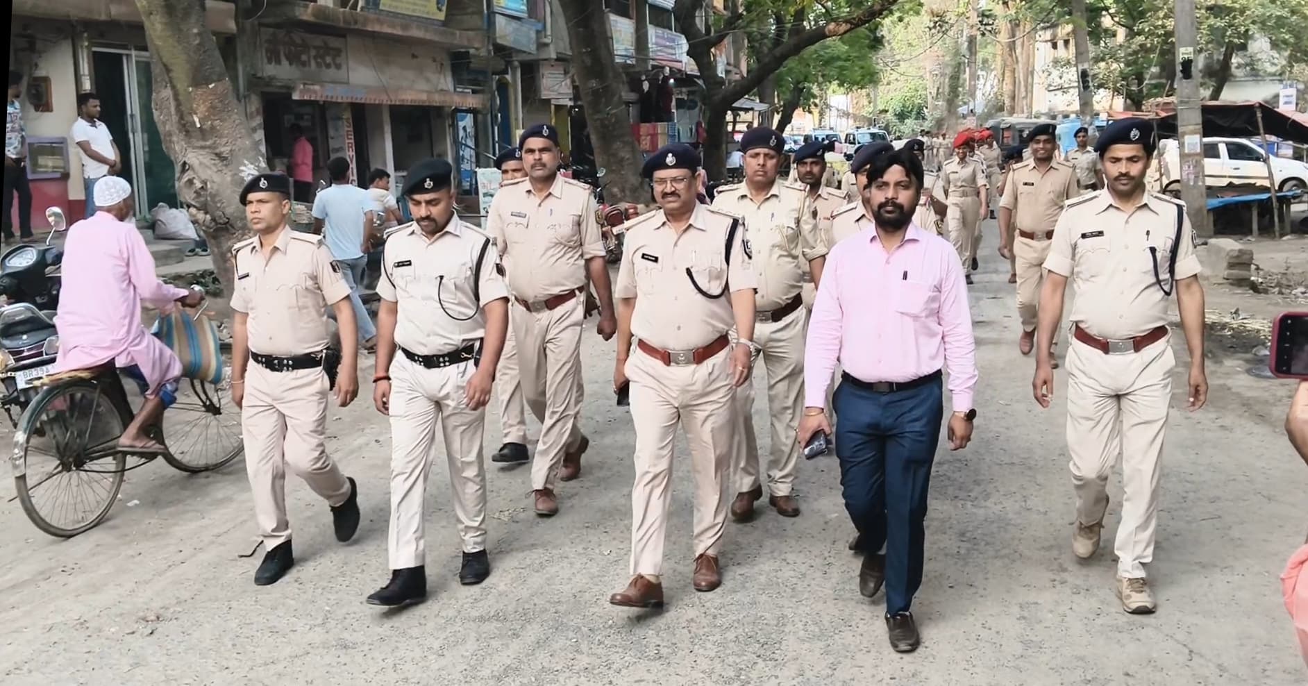 ईद को ले प्रशासन अलर्ट, बारसोई में निकाला फ्लैग मार्च