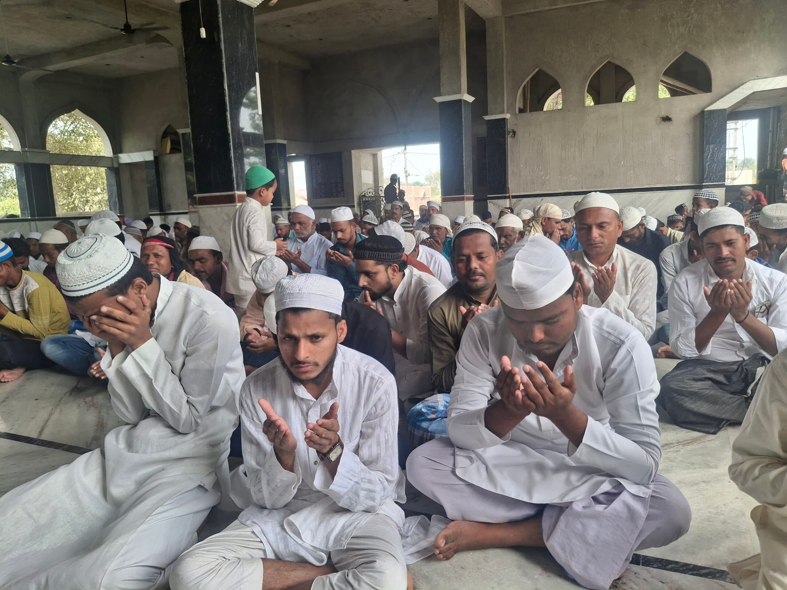 अकीदत के साथ रोजेदारों ने पढ़ी अलविदा की नमाज अमन व शांति के लिए आखरी जुमा को लोगो ने मांगी दुआ