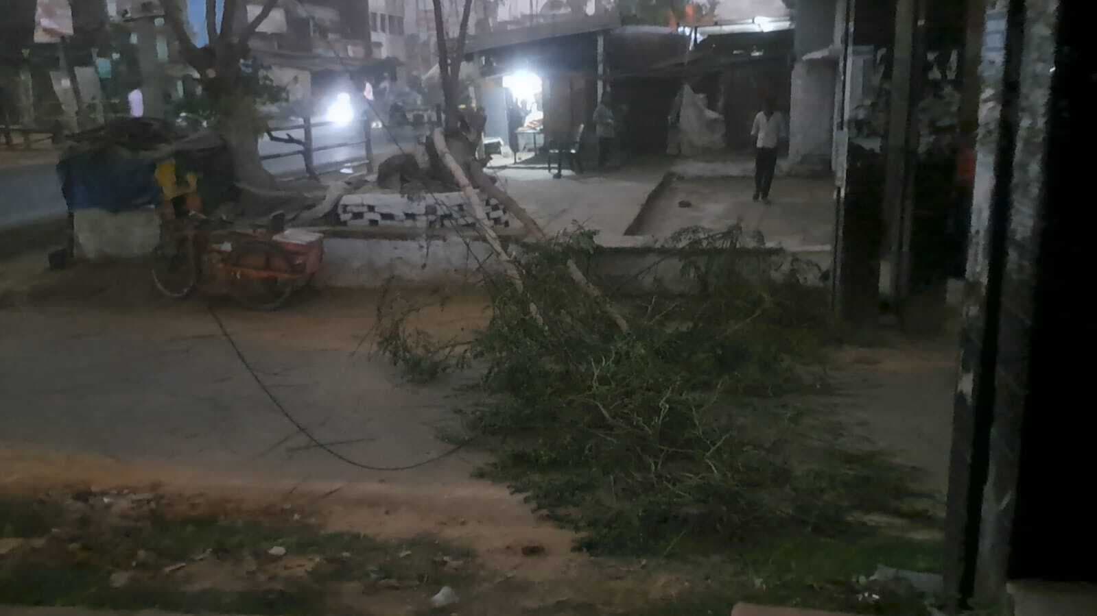 आंधी, बारिश, ओलावृष्टि के बीच बिजली गुल, लोग परेशान