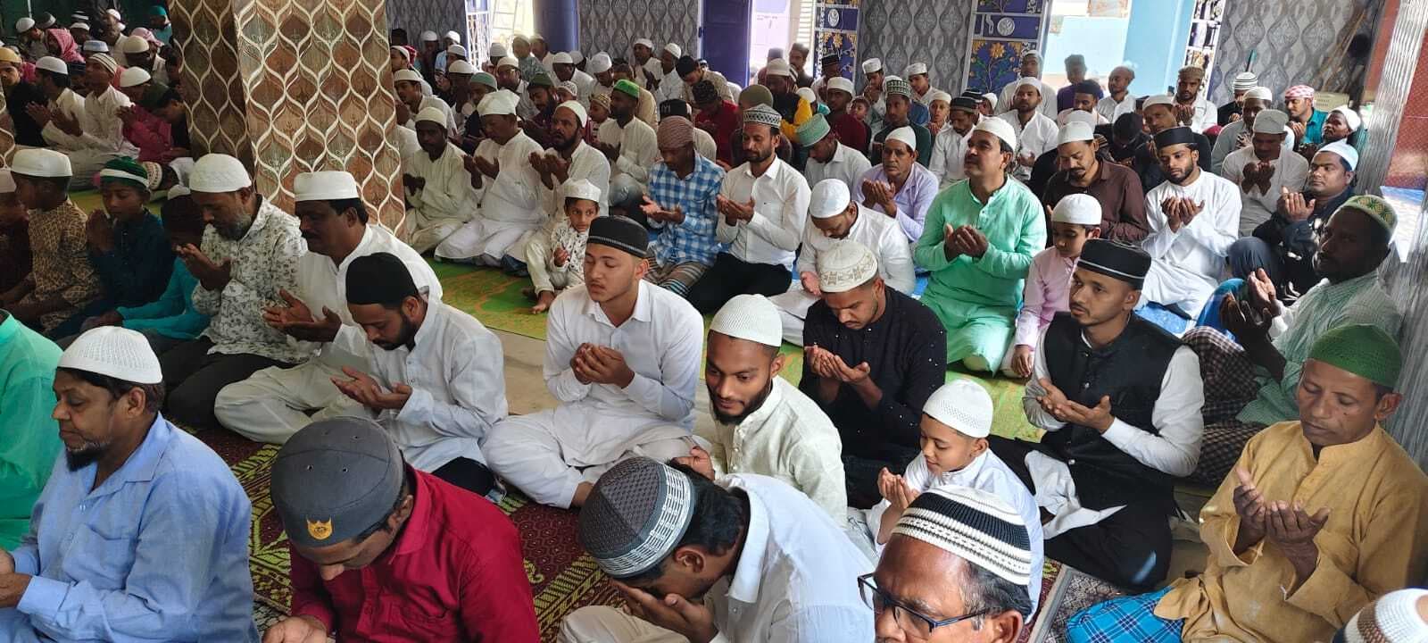 अलविदा जुमे पर मस्जिदों में की गयी इबादत, अमन-चैन के लिए उठे हजारों हाथ