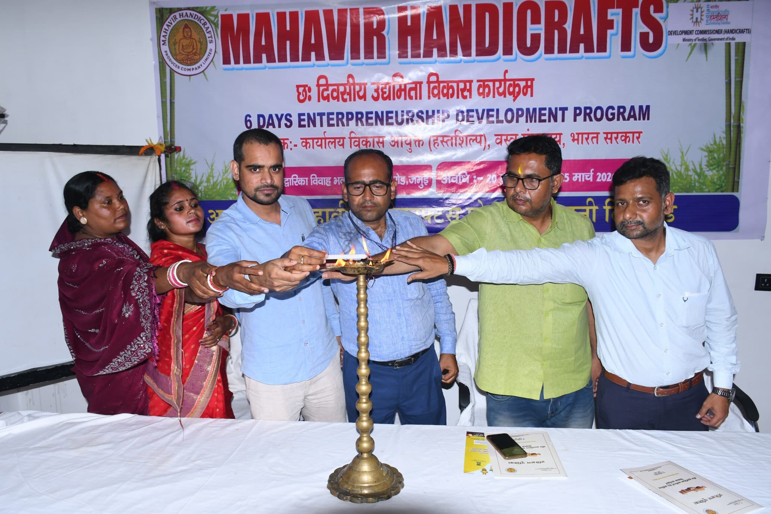 अपने उत्पादों को देश-विदेश तक पहुंचाने के लिए शिल्पकारों को दी गयी जानकारी