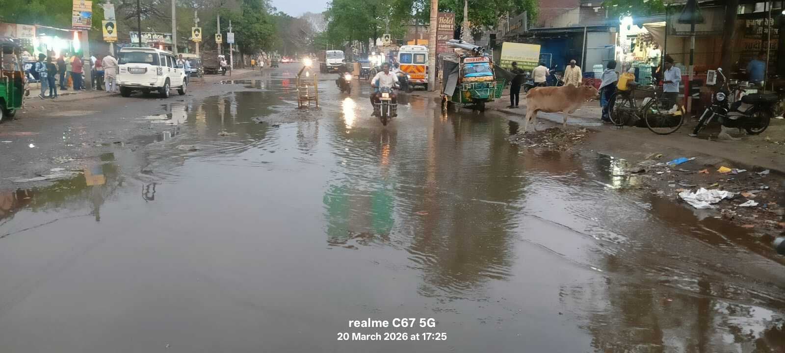 हल्की बारिश में चकाई चौक बना तालाब, राहगीर परेशान