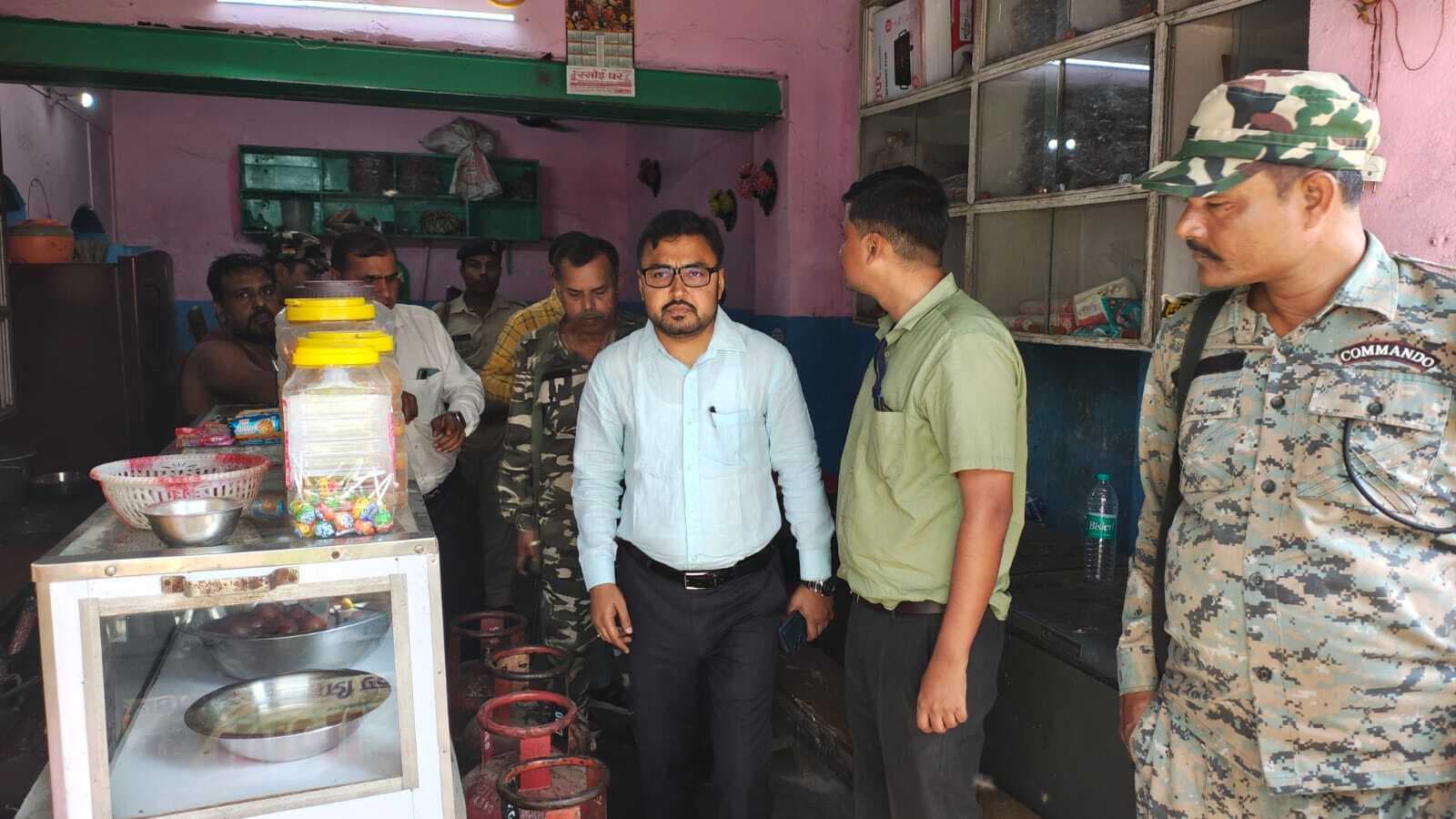 व्यवसायिक प्रतिष्ठानों से घरेलू सिलिंडर का हो रहा थ उपयोग, एसडीओ ने किया जब्त