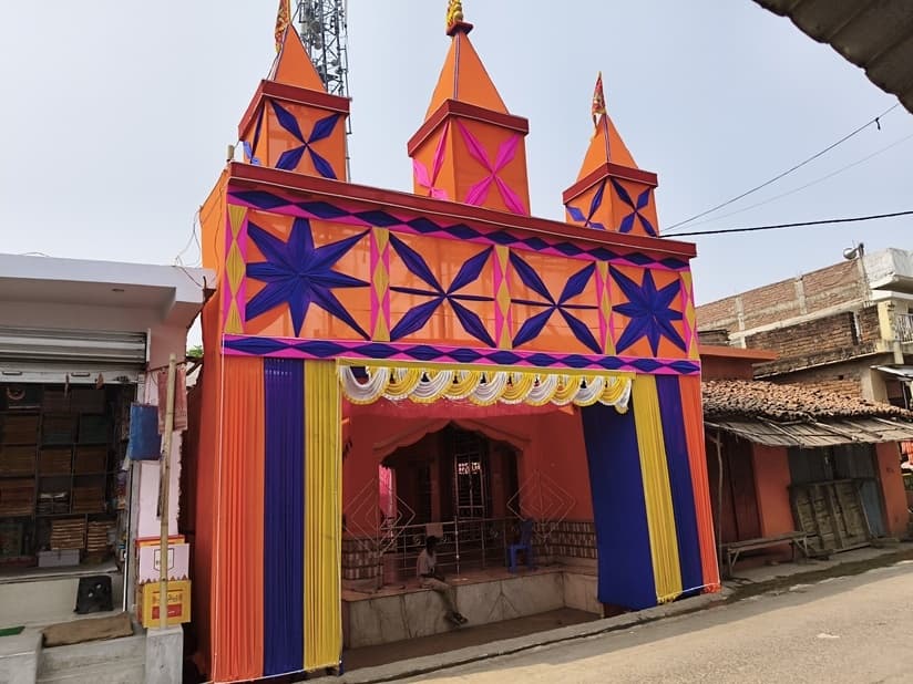 श्रीपुर बाजार दुर्गा मंदिर में सजाया गया भव्य पंडाल