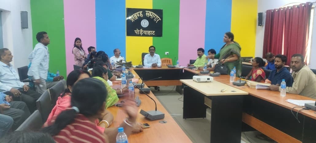 बीडीओ ने पंचायत सचिवों और मुखियाओं को दिये स्पष्ट निर्देश