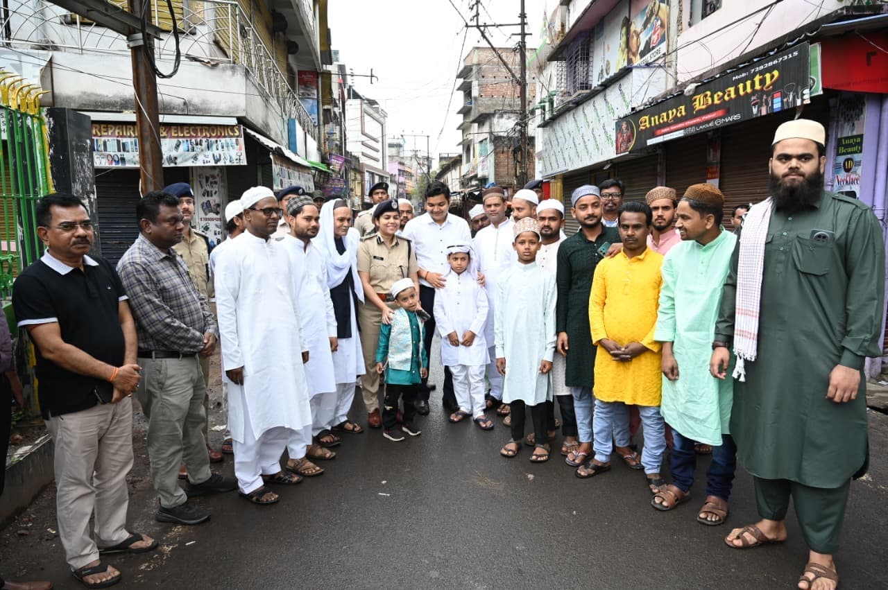 जिले भर में बारिशों के बीच अदा की गयी ईद की नमाज, लोगों ने एक-दूसरे को दी बधाई