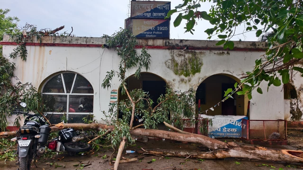 आंधी में पेड़ की डाली गिरने से बाइक क्षतिग्रस्त