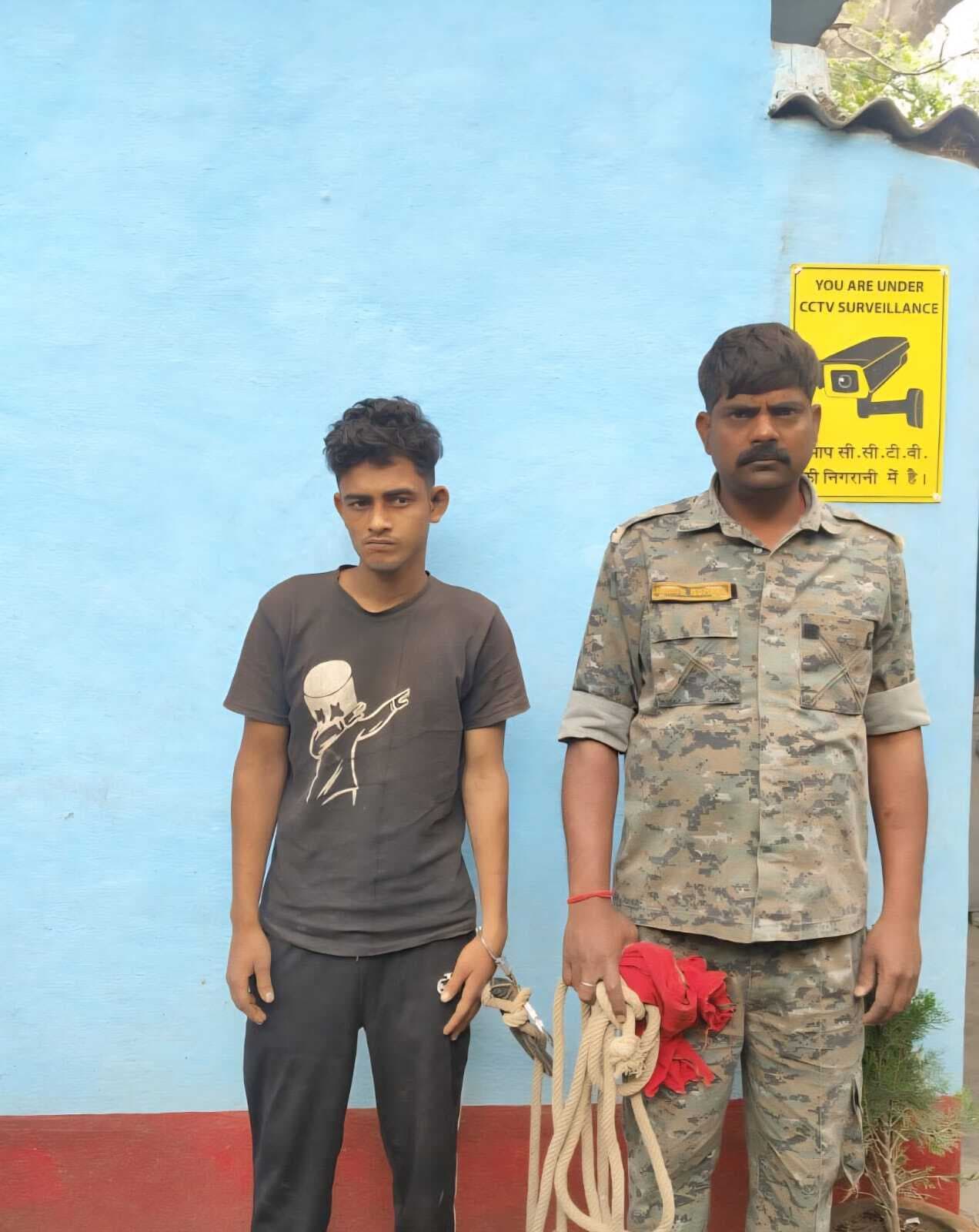 ग्रामीणों ने टोटो चोरी के आरोप में युवक को पकड़ा