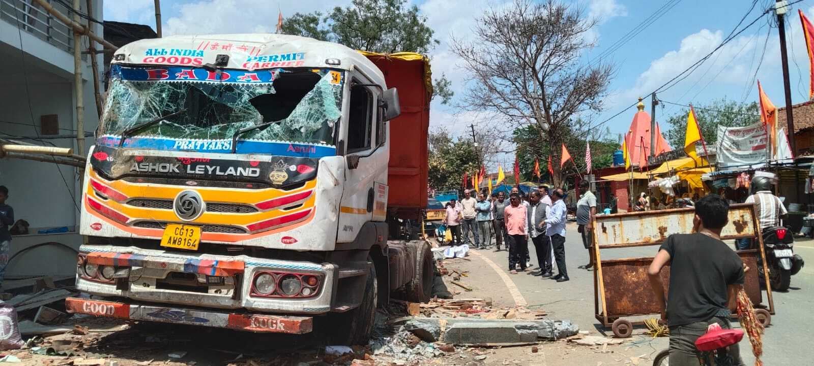 ढलान में खड़े ट्रेलर के लुड़कने से दुकान-मकान को पहुंचा नुकसान