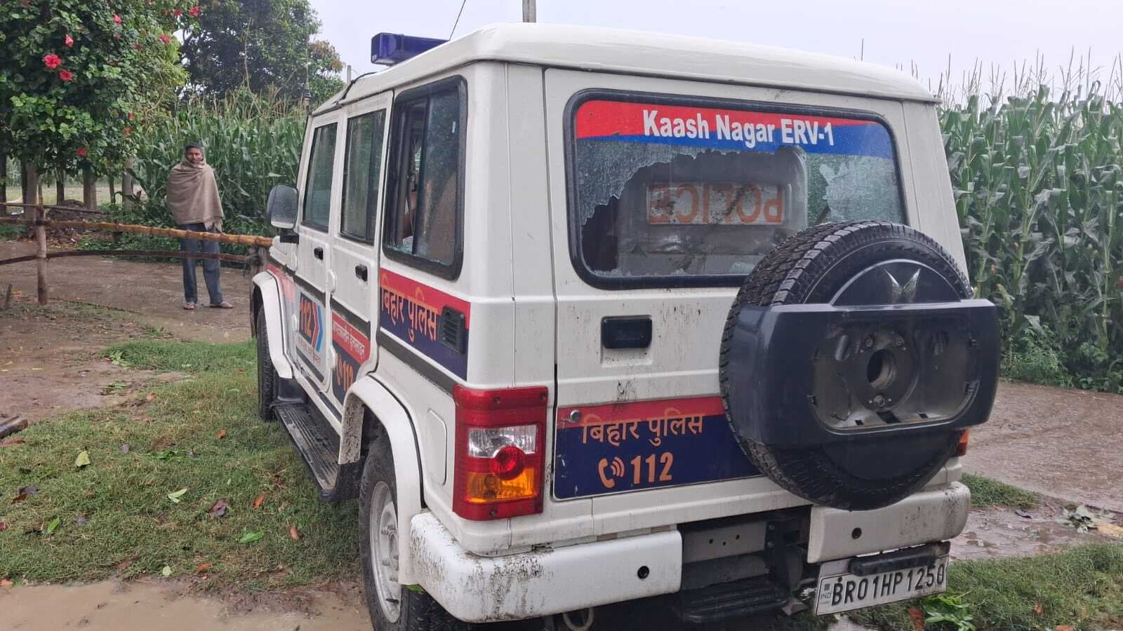 आक्रोशित ग्रामीणों ने डायल 112 व थाना की गाड़ी को किया क्षतिग्रस्त