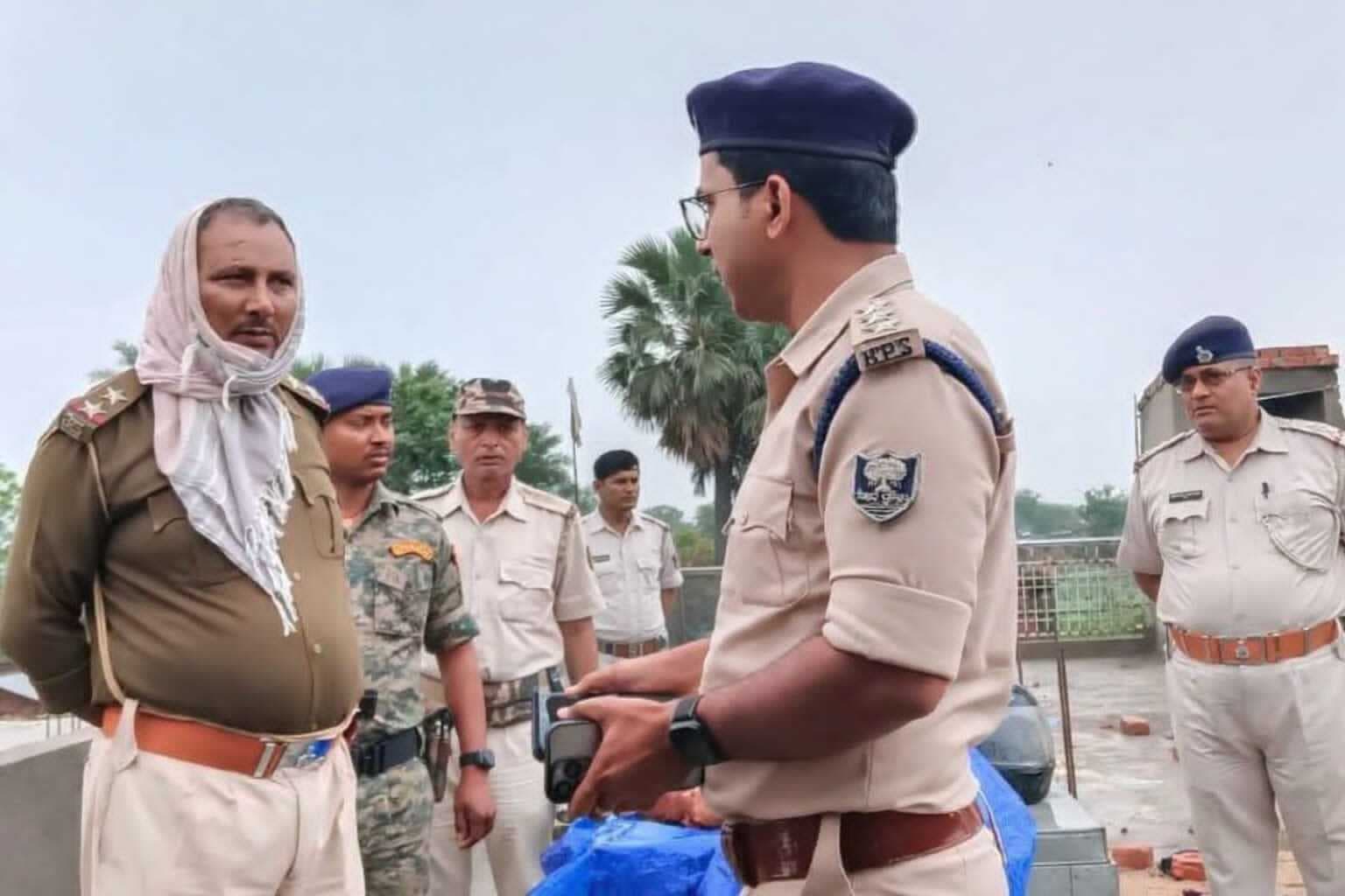 गले में चाकू गोदकर महिला की हत्या, फायरिंग से दहला गांव