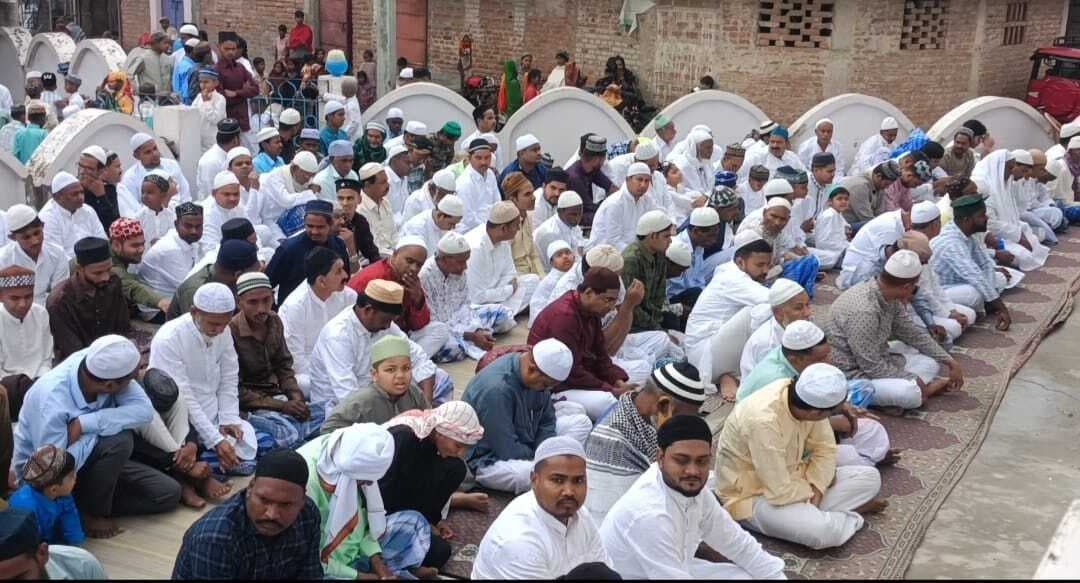 रिमझिम बारिश के बीच रोजेदारों ने की अमन-चैन की दुआ, गले मिलकर ईद की दी मुबारकवाद