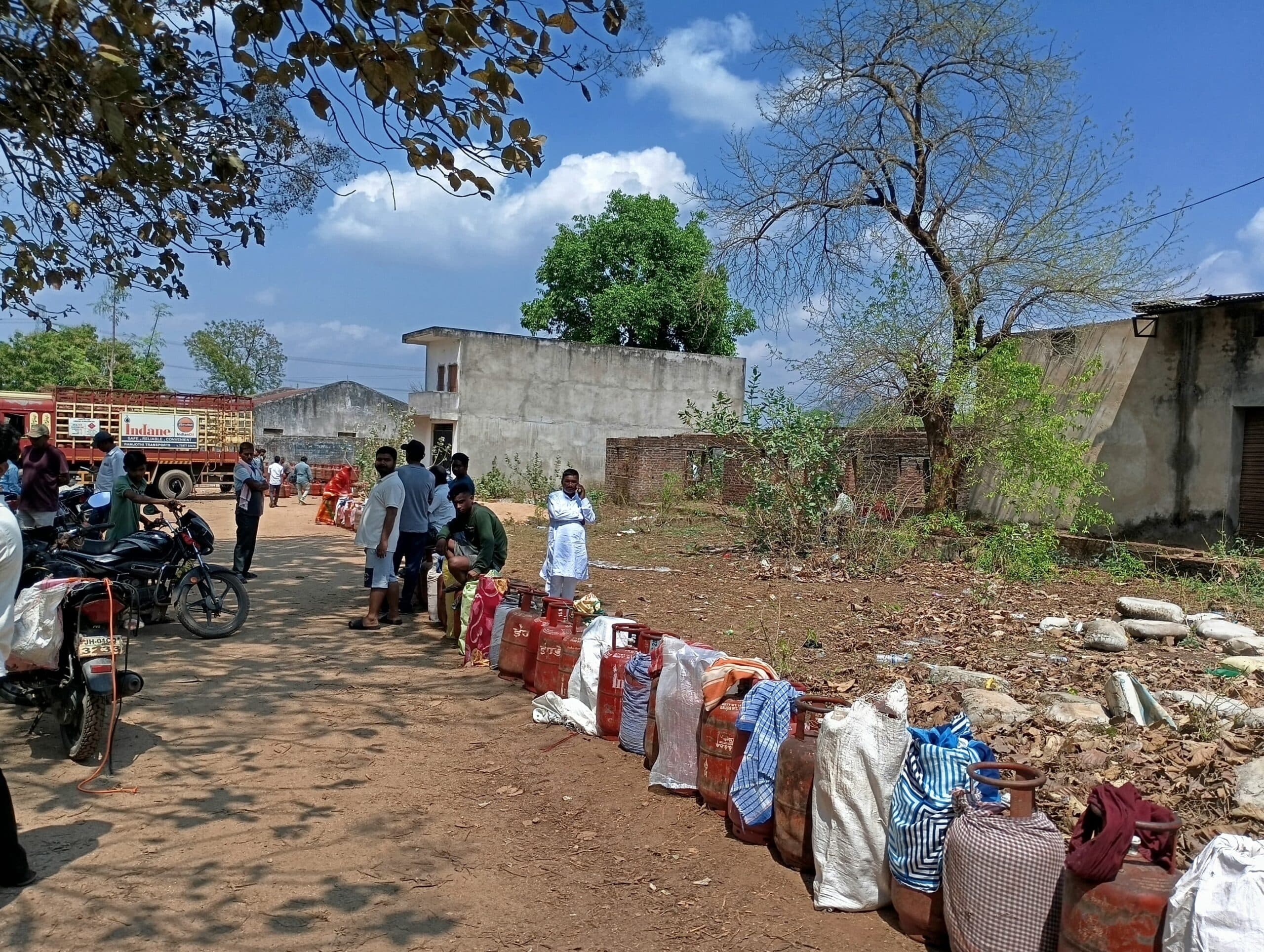 बुंडू में रसोई गैस की किल्लत, लकड़ी जलाने को मजबूर हुए लोग