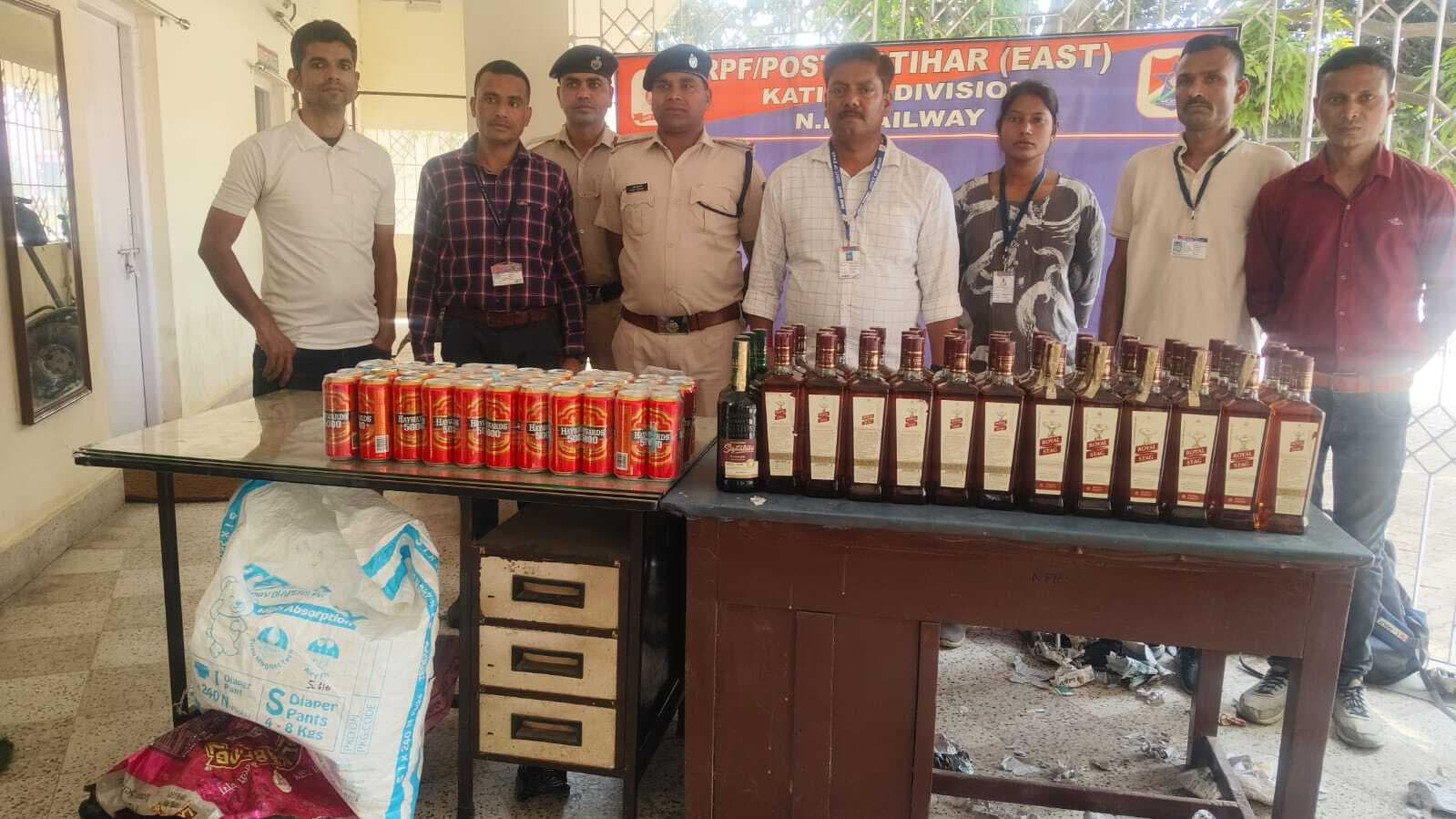 हाटे बाजार एक्सप्रेस ट्रेन से 61 लीटर शराब बरामद