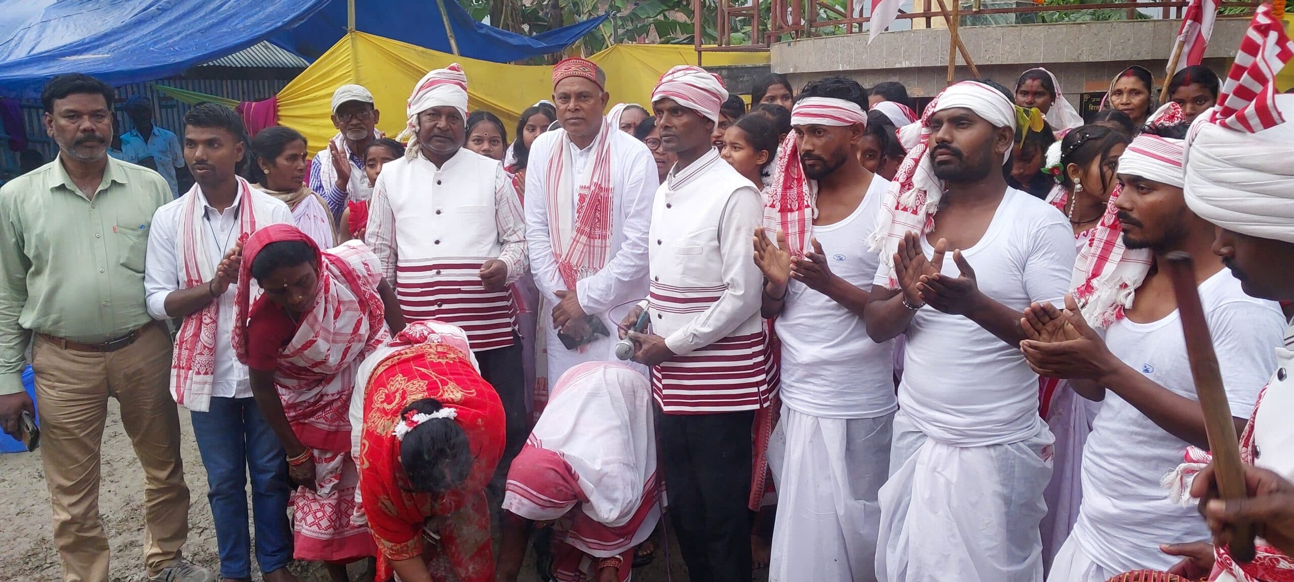 रिमझिम बारिश के बीच उत्साह से मना सरहुल बहा पूजा