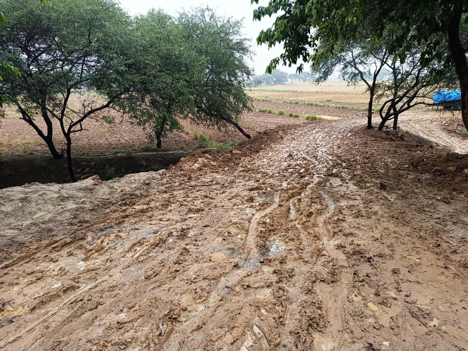 बारिश से ग्रामीण सड़क डायवर्सन फिसलन भरा, आवागमन बाधित