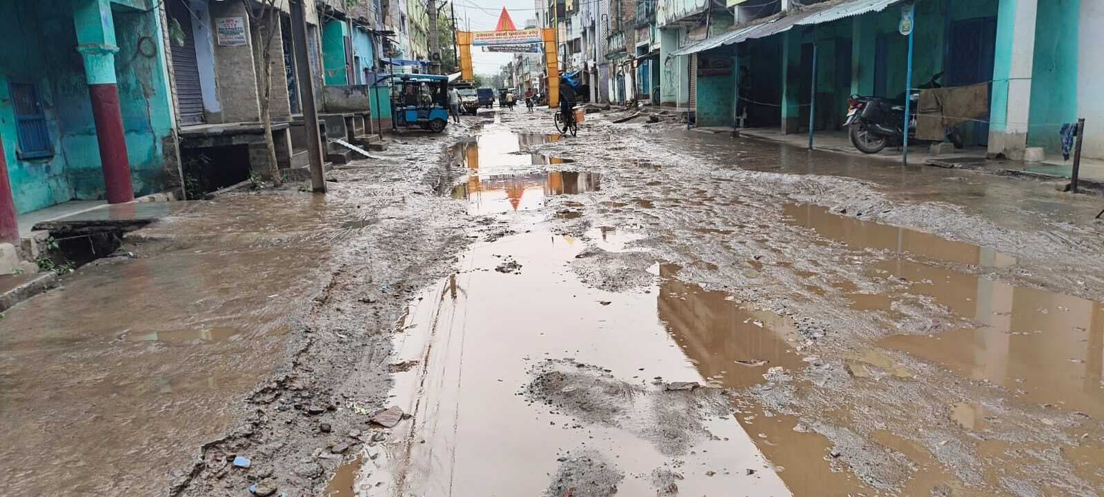 बारिश ने सड़क को नाले में बदल दिया