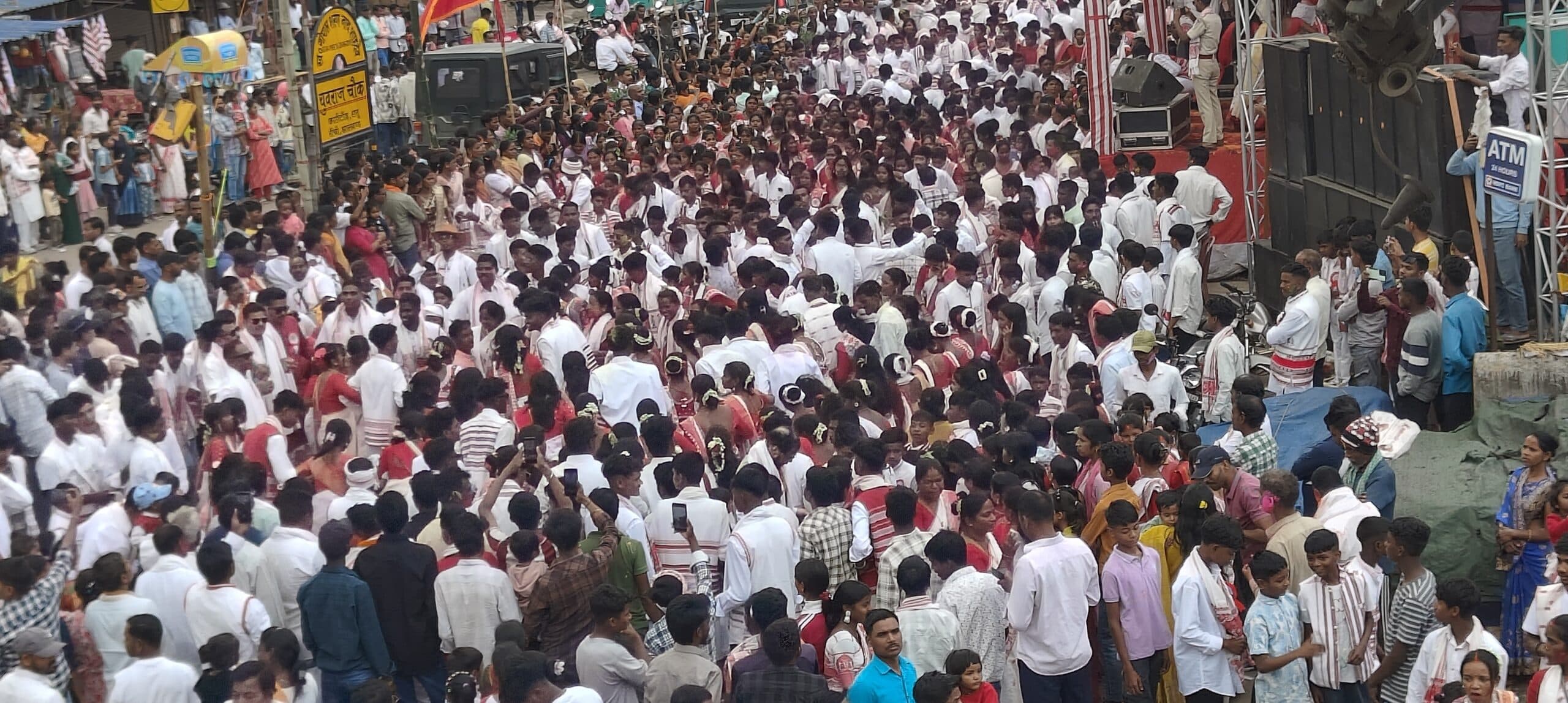 रातू में धूमधाम से मना सरहुल, शोभायात्रा में झूमे लोग