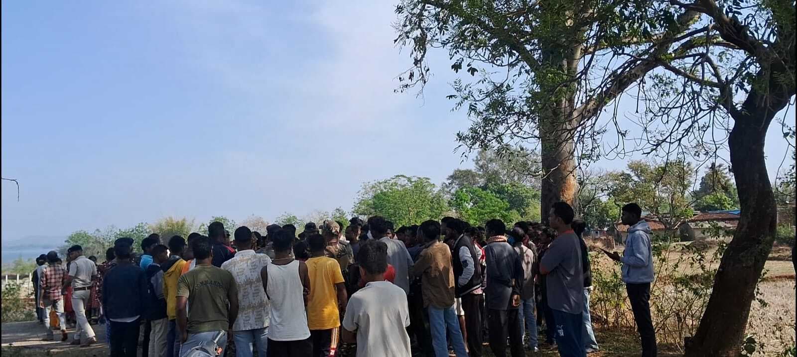 महेशपुर में सरना झंडा उखाड़ने पर हंगामा, विवाद सुलझा