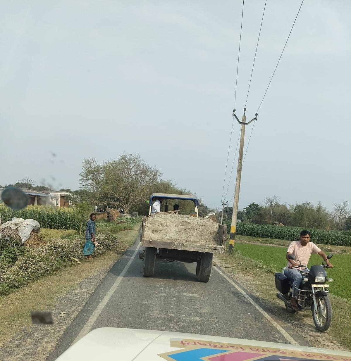बालू लोडेड ट्रैक्टर को किया जब्त