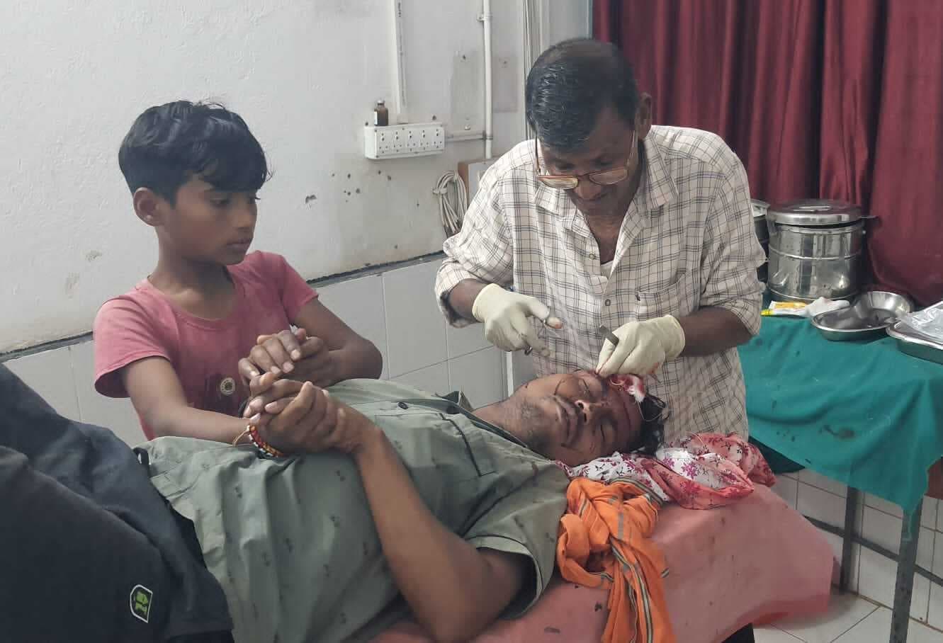 युवक को लाठी-डंडे से मारपीट कर किया घायल