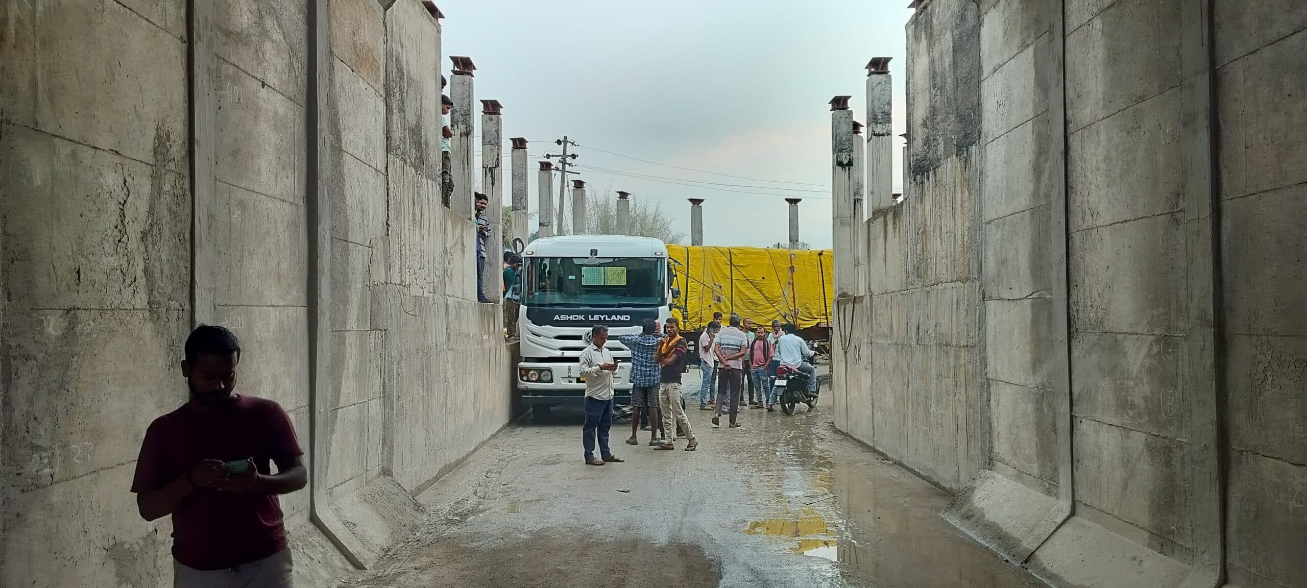 सिमुलतला अंडरपास बना मुसीबत, फिर फंसा ट्रक, दो घंटे ठप रहा यातायात