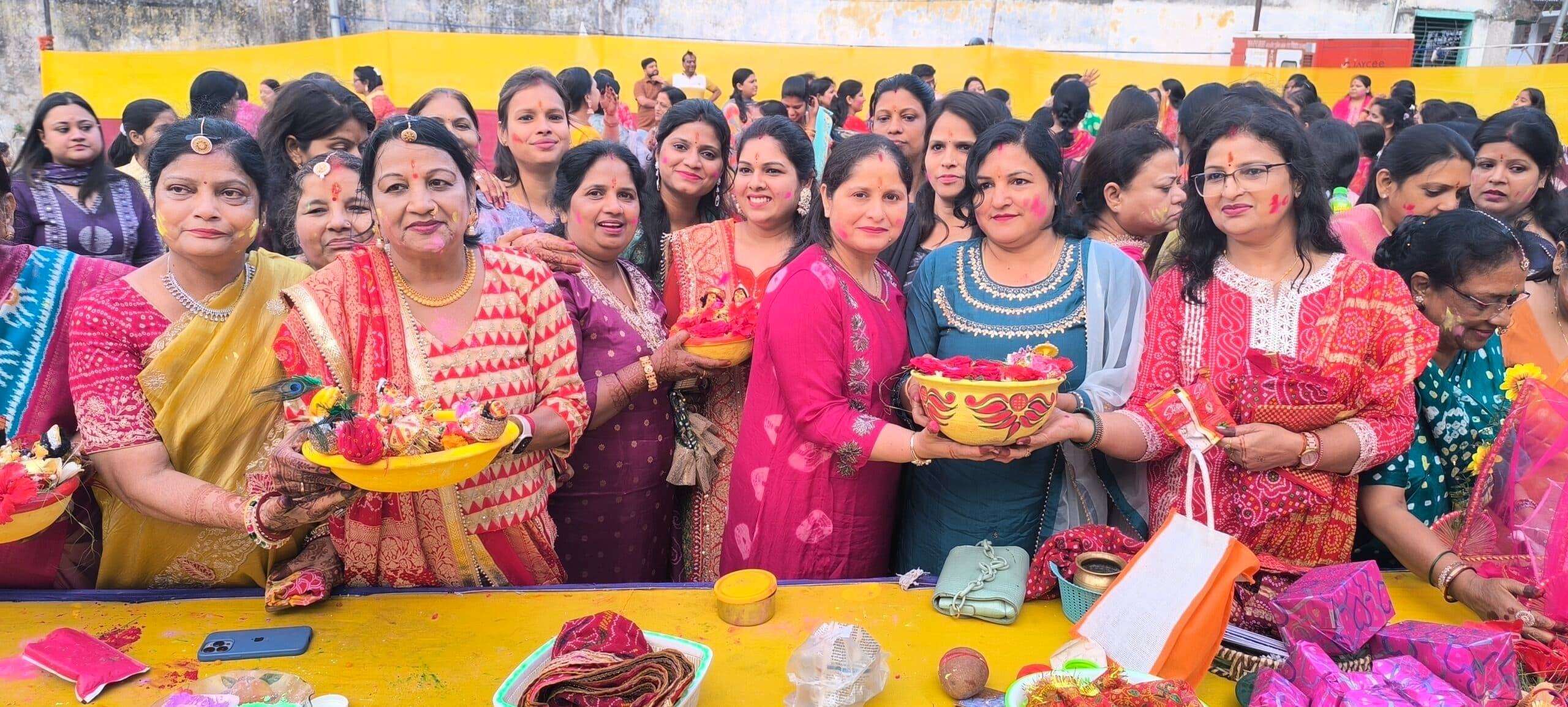 Giridih News :सुहागिनों ने मानसरोवर में गणगौर का विसर्जन किया