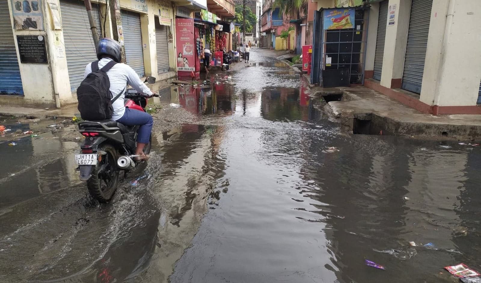 Bokaro News : कार पर गिरा पेड़, आवागमन बाधित